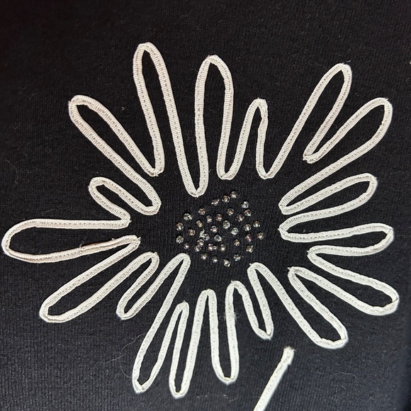 Black and White Floral Susan Bristol Tee - Picture 3 of 4